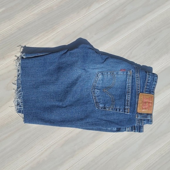 Levis 518 Superlow Stretch Shorts - Picture 16 of 16